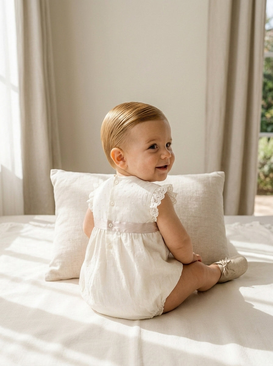 Pelele organza beige bordada cinta de raso tostada