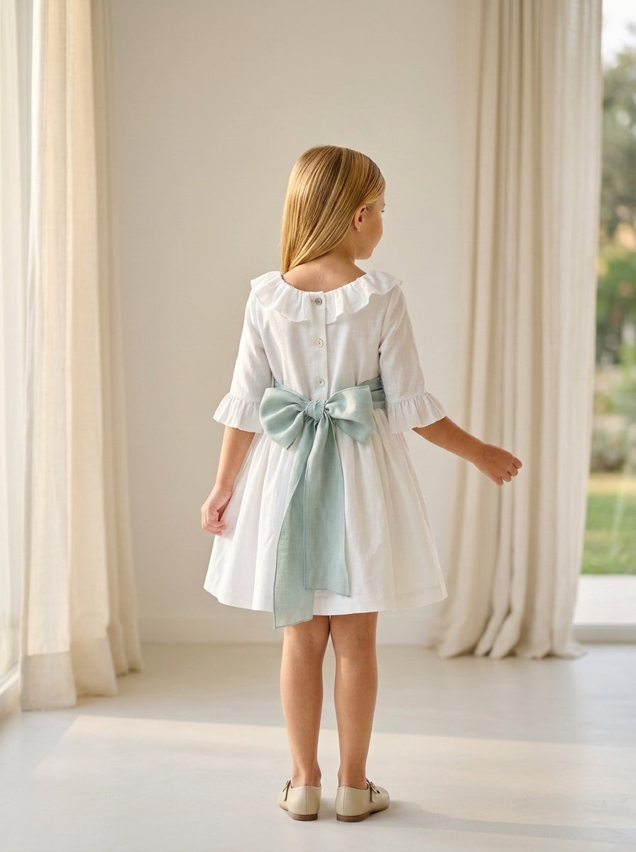 Vestido hilo con volante en cuello y mangas con fajin lino y broche flores