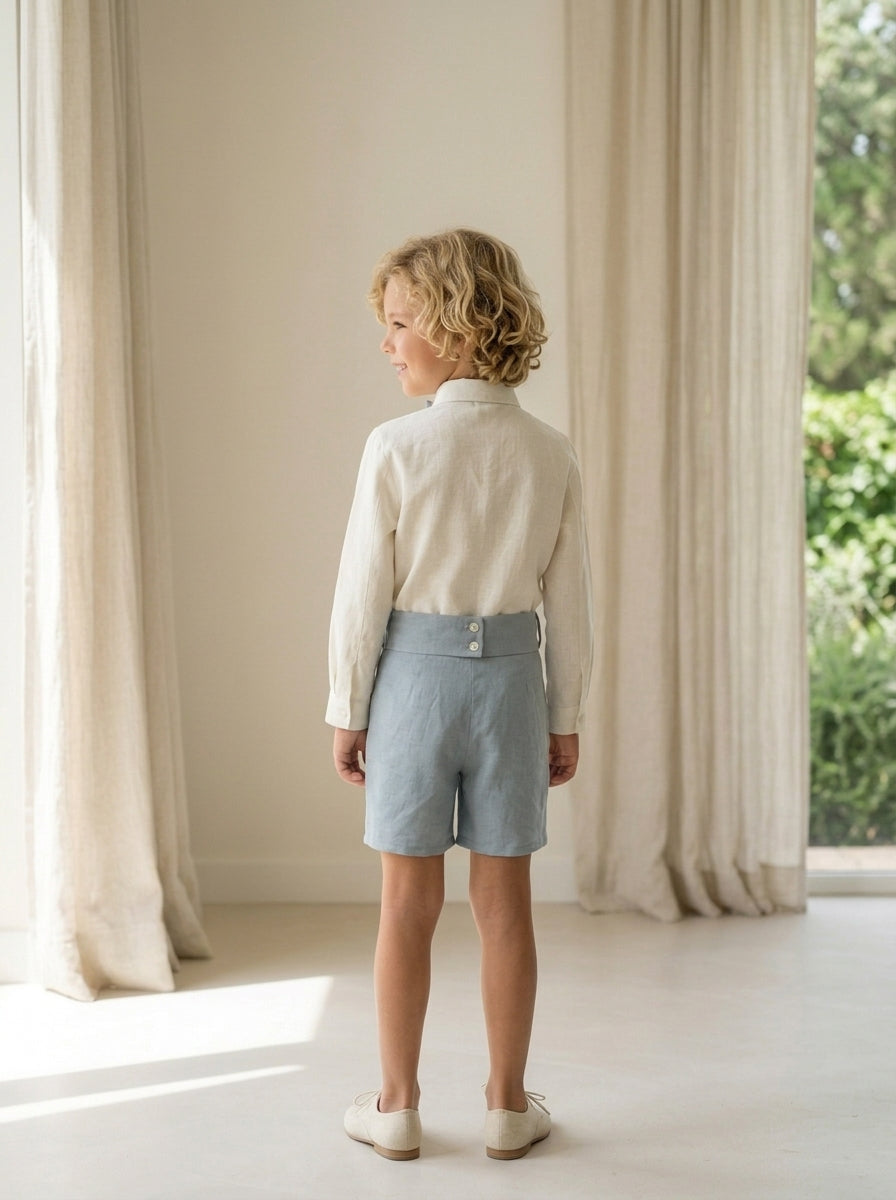 Conjunto camisa lino beig, short azul oceano con fajin y pajarita