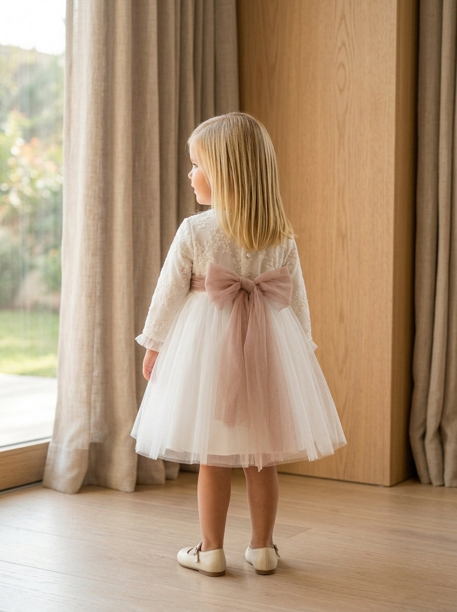 Vestido blanco roto con cuerpo tul bordado y fajin rosa