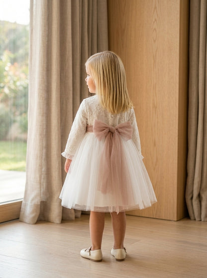 Vestido blanco roto con cuerpo tul bordado y fajin rosa