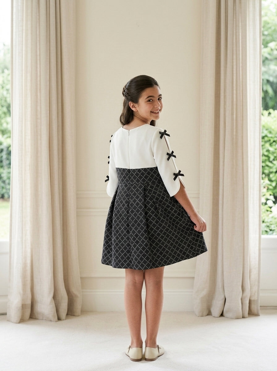 Vestido blanco y negro con lazitos en las mangas