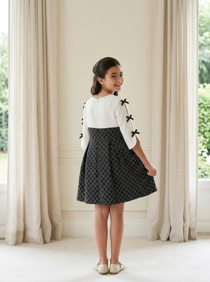 Vestido blanco y negro con lazitos en las mangas