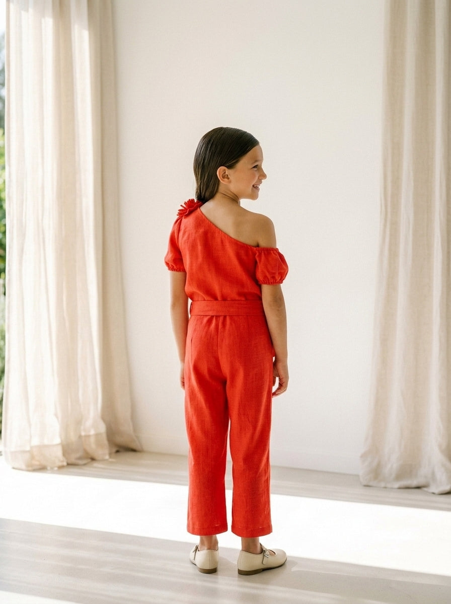 Mono rojo de pantalón largo y pompón