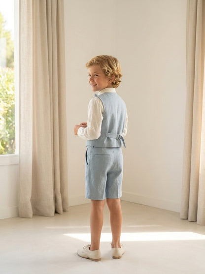 Conjunto camisa lino beig, short azul oceano con fajin y pajarita