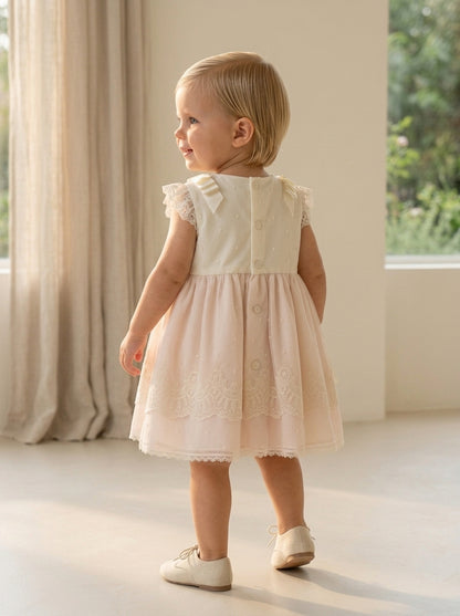 Vestido tul bordado beig con falda tul rosa y capota