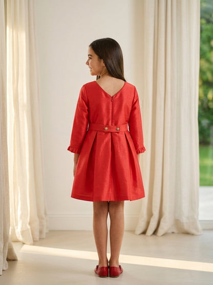 Vestido seda salvaje rojo con tablas y broche en un lado