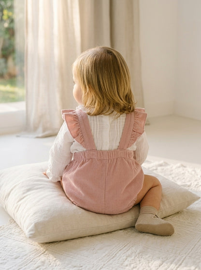 Ranita rosa bebe y camisa blanca