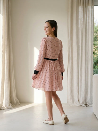 Vestido rosa con topitos negros y terciopelo negro