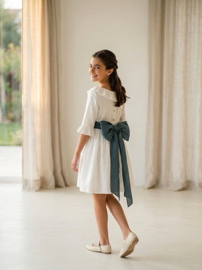 Vestido hilo blanco roto con volantes y fajín verde botella con flores