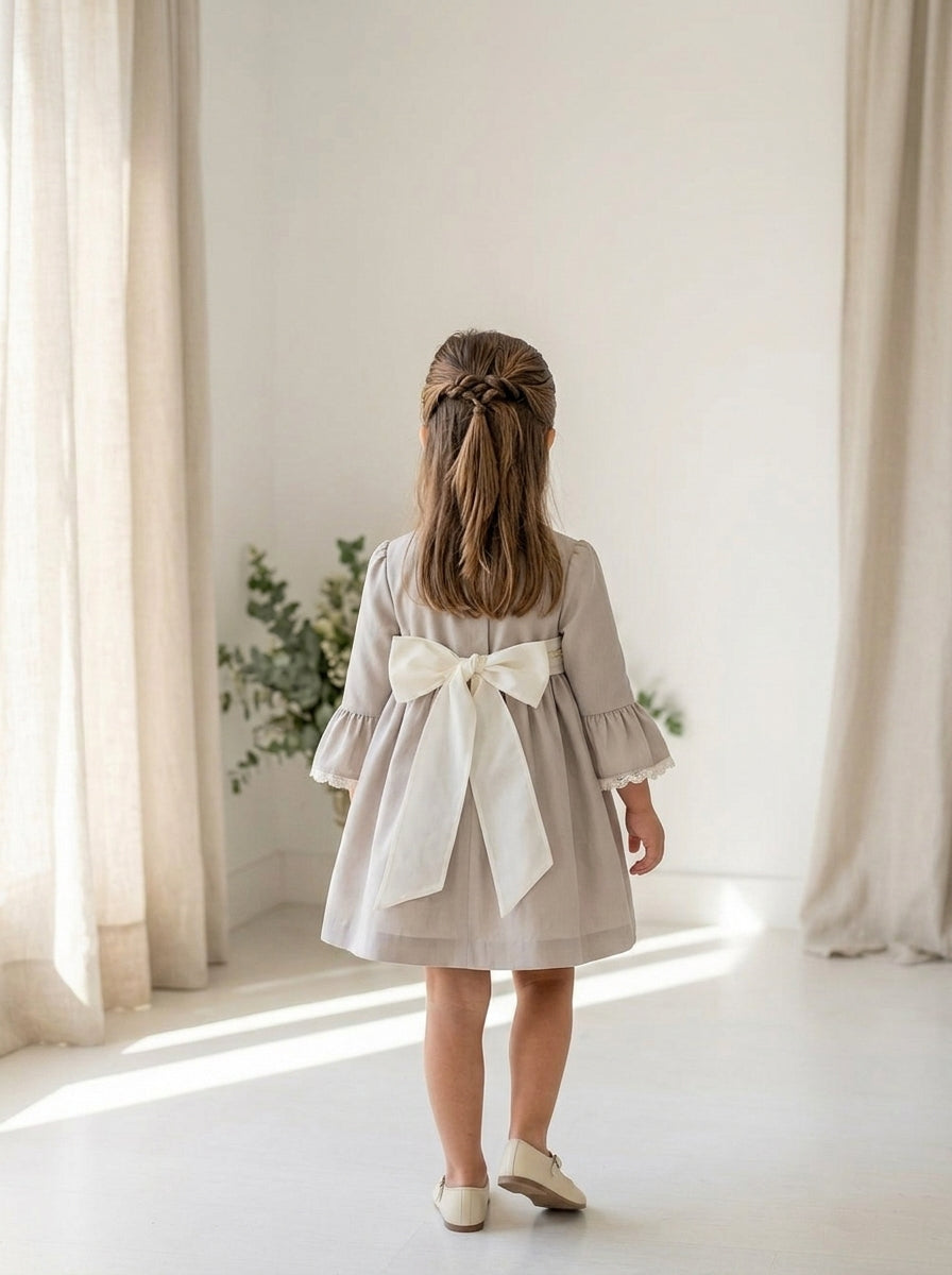 Vestido arena con puntilla beig y fajin beig con flores