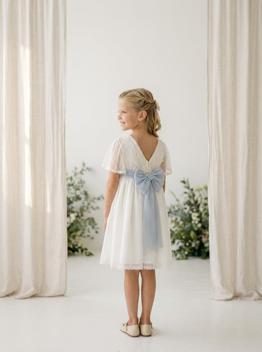 Vestido beig tul bordado y fajin azul