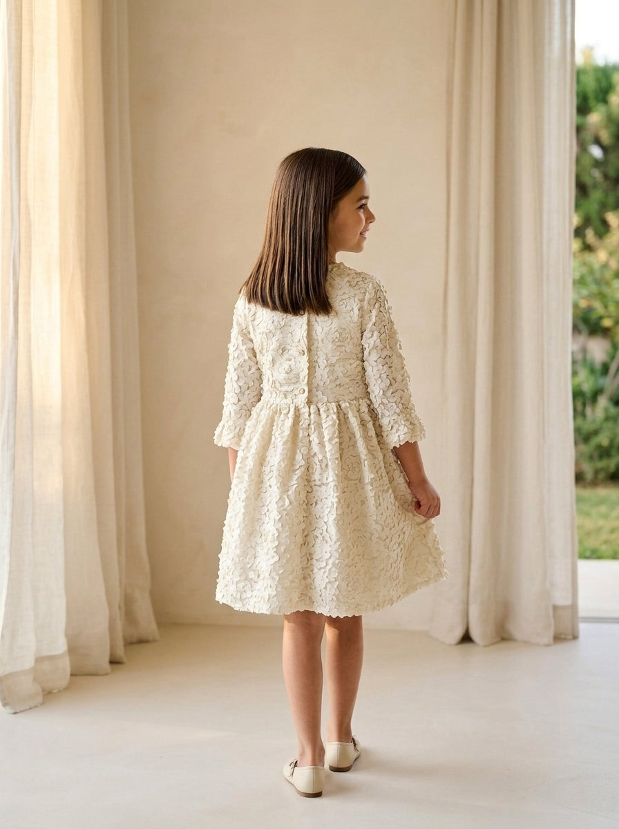 Vestido beig con petalitos beig y plumas