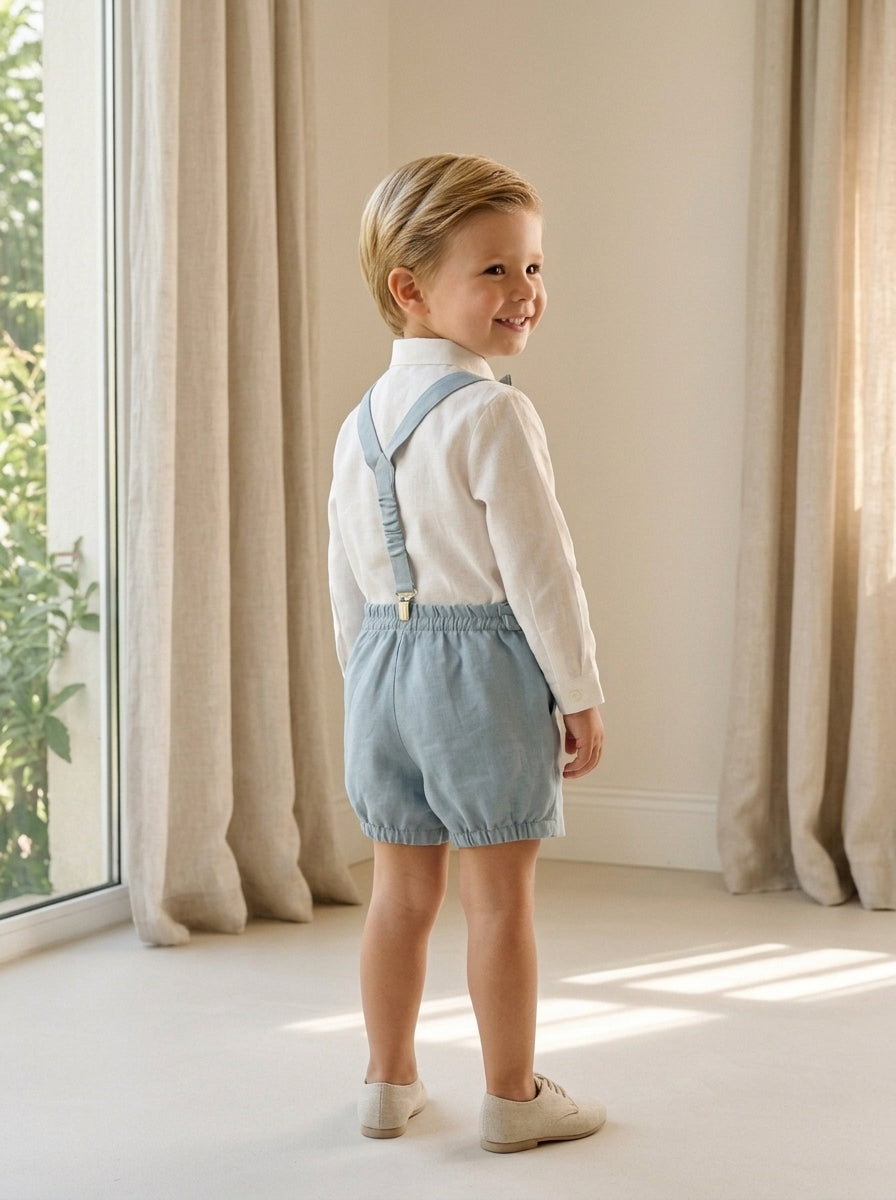 Conjunto camisa de lino y short azul océano con tirantes y pajarita
