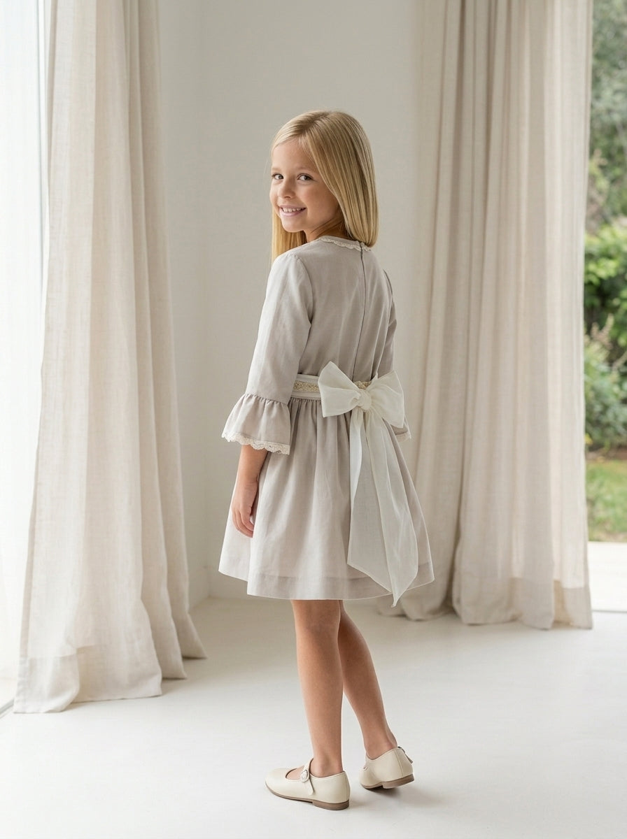 Vestido arena talle bajo con fajin beig con flores