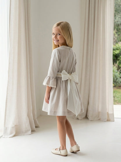 Vestido arena talle bajo con fajin beig con flores