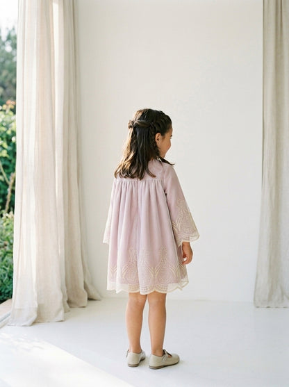 Vestido rosa empolvado y tul bordado dorado manga francesa