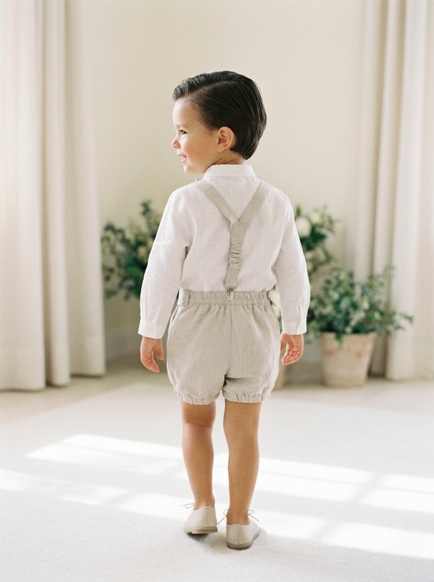 Conjunto camisa de lino beig y short arena con tirantes y pajarita