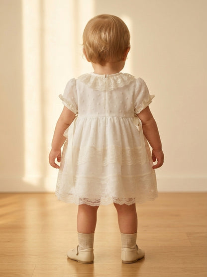 Vestido de plumeti de gasa beig manga corta con capota