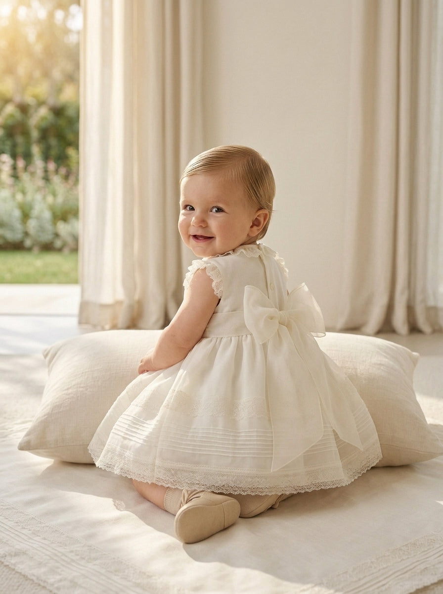 Vestido organza beig con vainicas y capota a juego