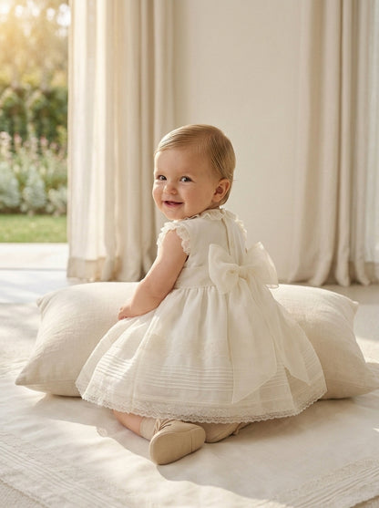 Vestido organza beig con vainicas y capota a juego
