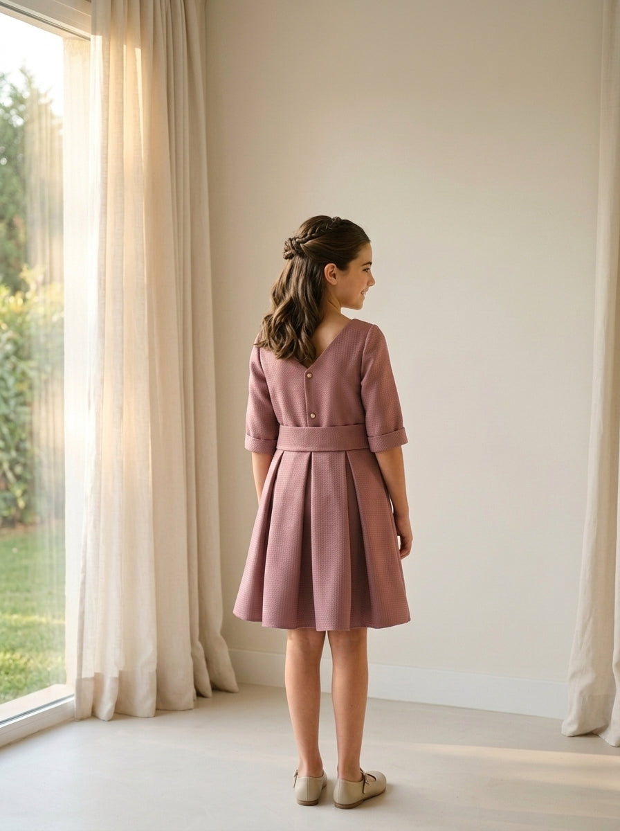 Vestido rosa maquillaje con fajin y broche cristalitos