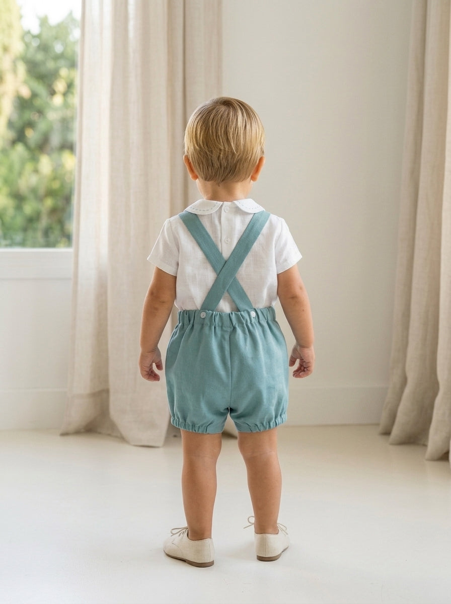 Peto verde con camisa blanca manga corta