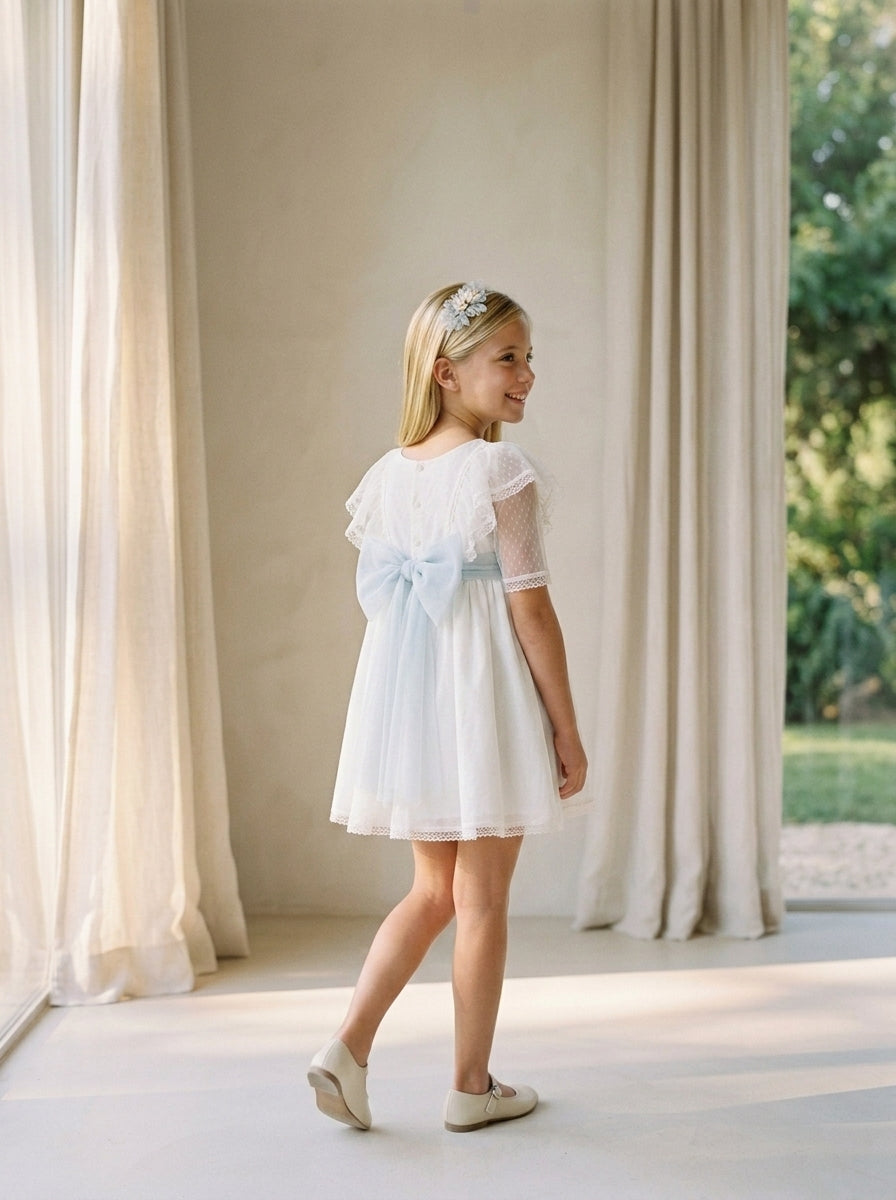 Vestido tul de plumeti blanco roto y lazo celeste