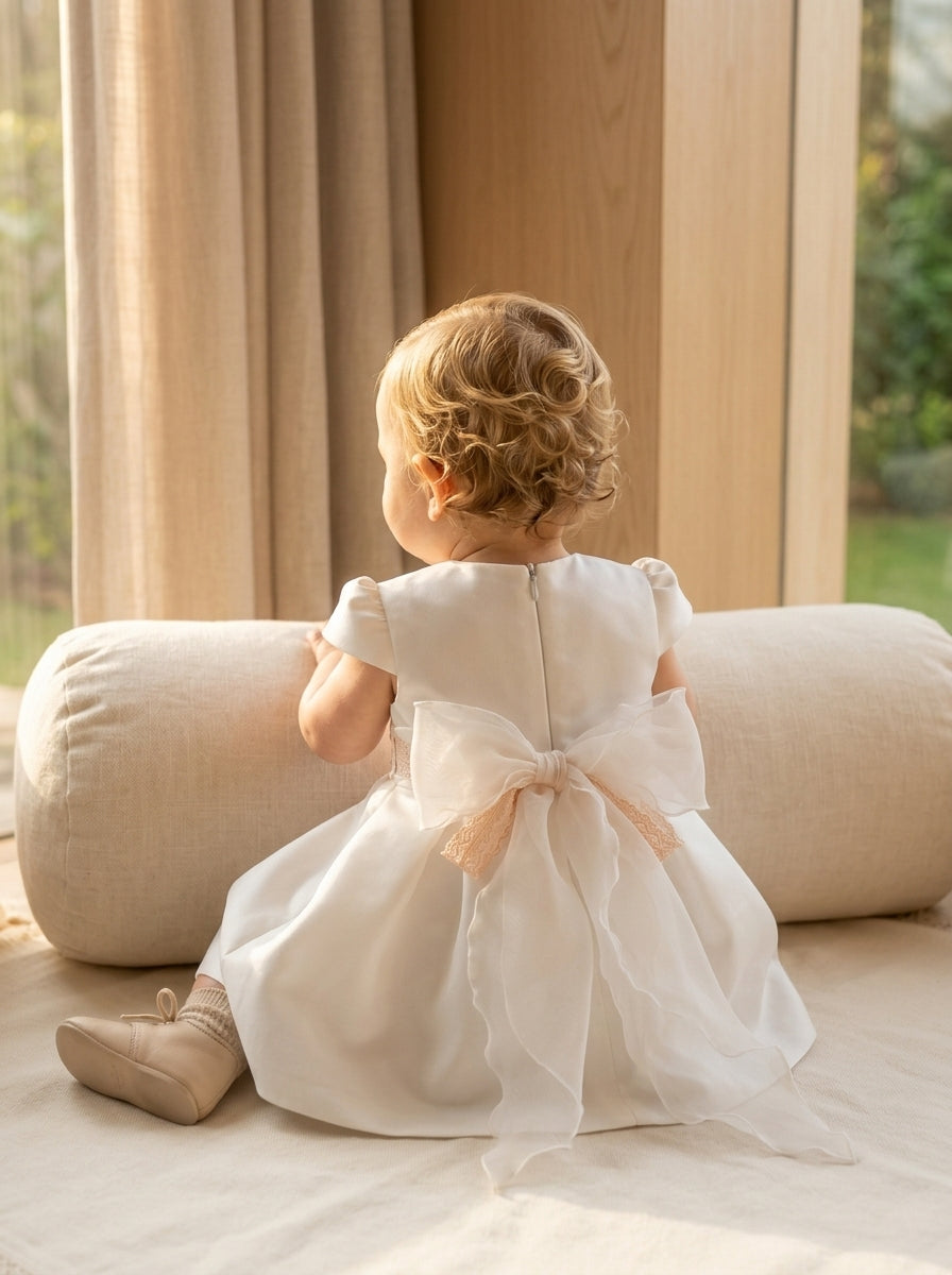 Vestido mikado blanco con fajin tul rosa y flores