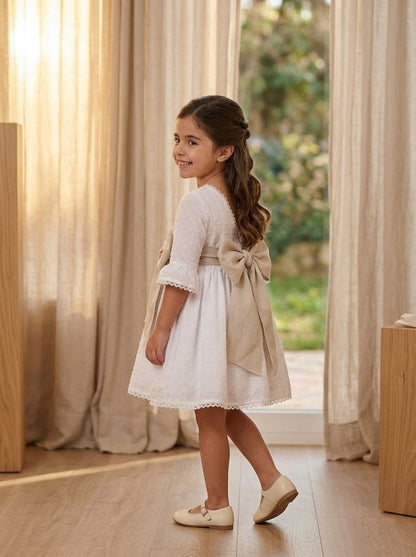 Vestido plumeti blanco y fajin lino camel