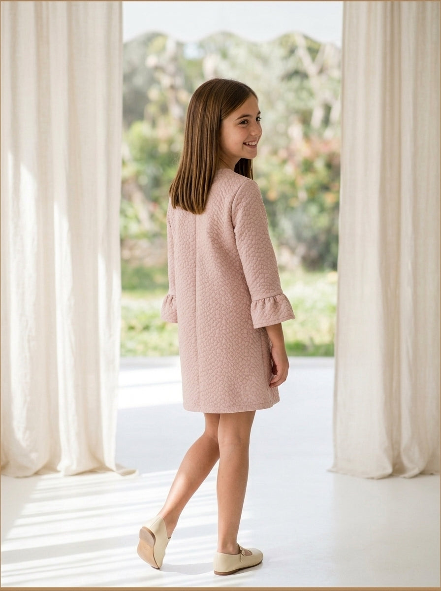Vestido rosa empolvado con collar plumas