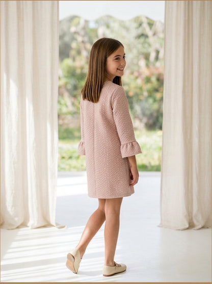 Vestido rosa empolvado con collar plumas
