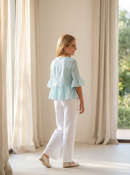 Conjunto blusa turquesa con collar y pantalon blanco