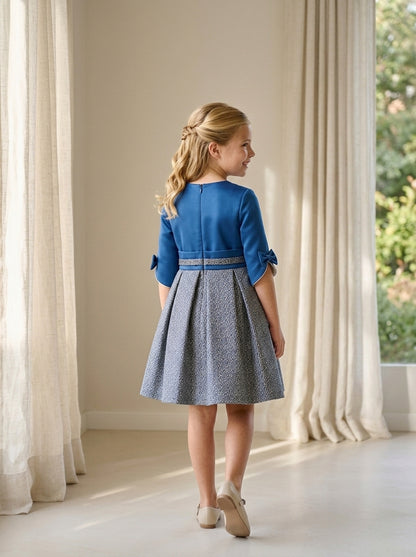Vestido azul manga francesa con lazo y falda jaspeada