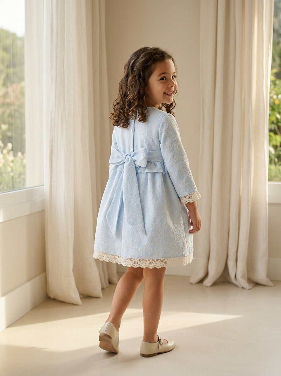 Vestido azul brocado con puntilla beig y gran lazada