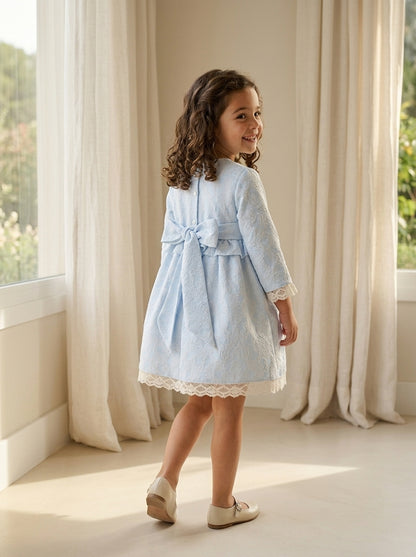 Vestido azul brocado con puntilla beig y gran lazada