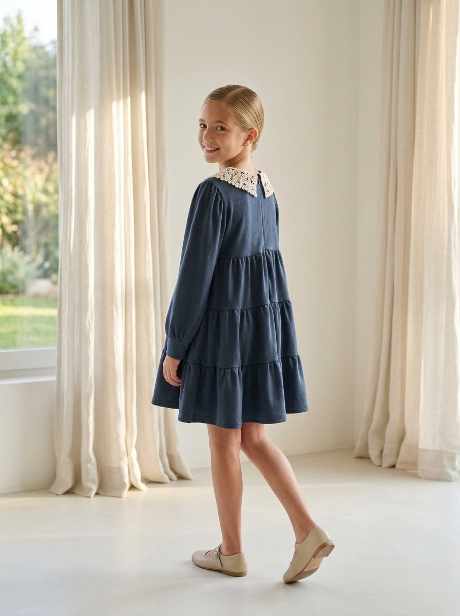 Vestido terciopelo azul marino y cuello guipur beig