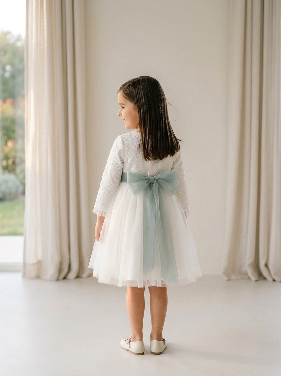 Vestido blanco roto cuerpo tul bordado floral y fajin verde
