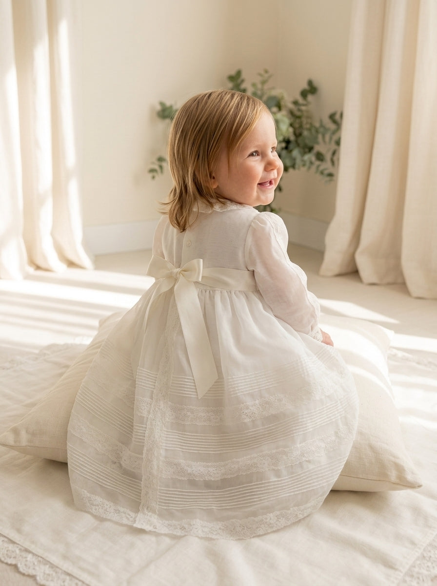 Faldón organza beige con lorzas y vainicas, capota y capa