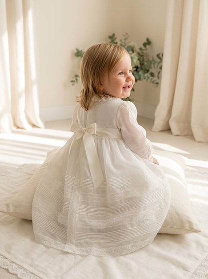 Faldón organza beige con lorzas y vainicas, capota y capa
