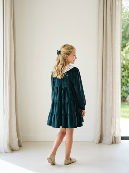 Vestido terciopelo verde botella con cuello guipur beig