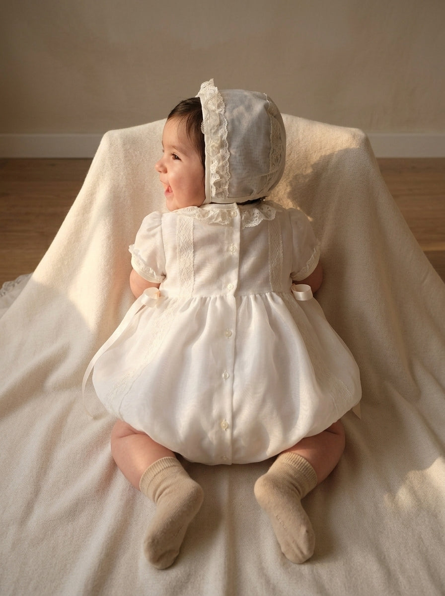 Pelele organza beig con puntillas y capota a juego