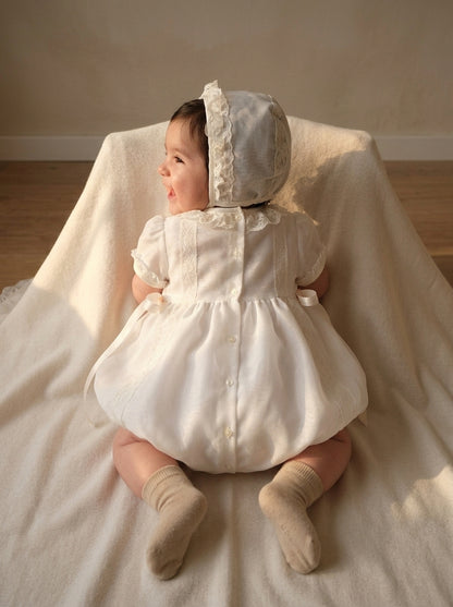 Pelele organza beig con puntillas y capota a juego
