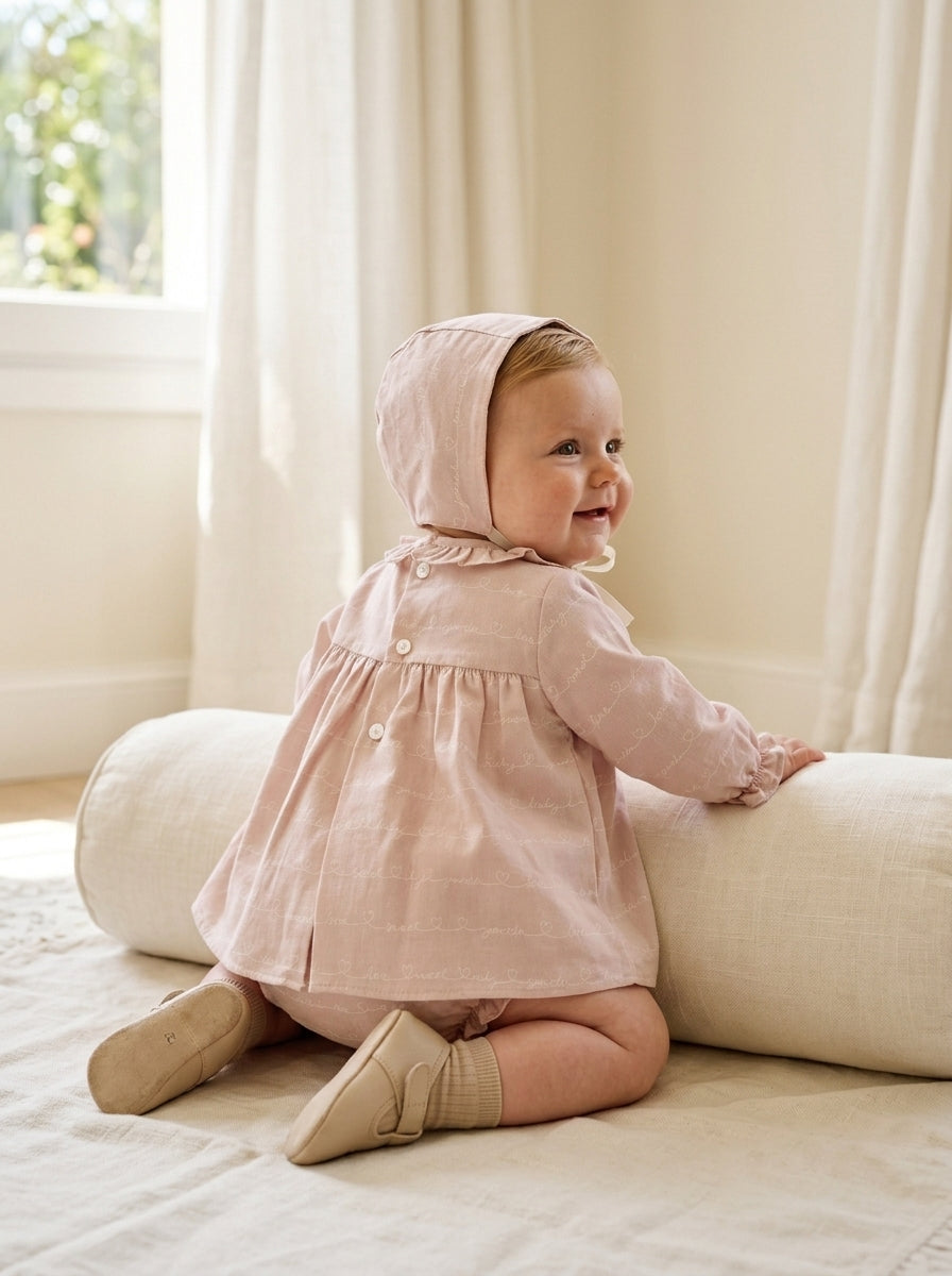 Vestido rosa con letras blancas y capota "Aladdin"