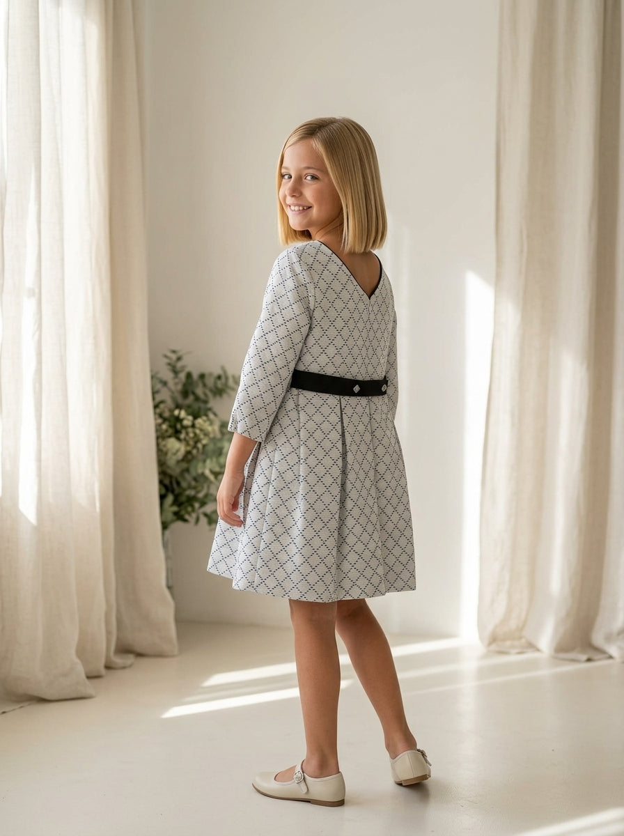 Vestido blanco con rombos negros y fajin con lazo negro