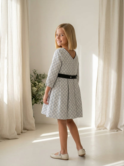 Vestido blanco con rombos negros y fajin con lazo negro