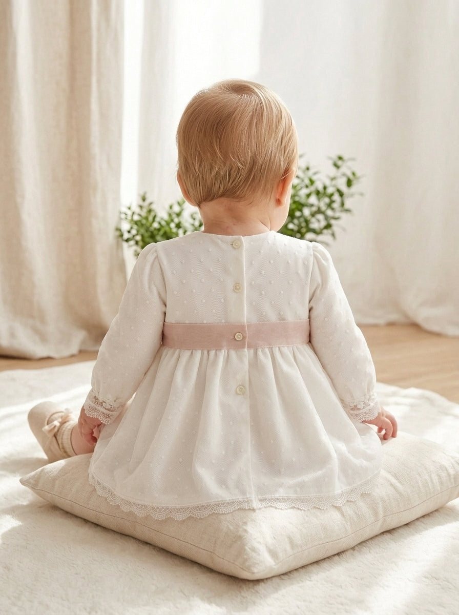 Jesusito tul plumeti blanco con fajín de organza rosa y capota
