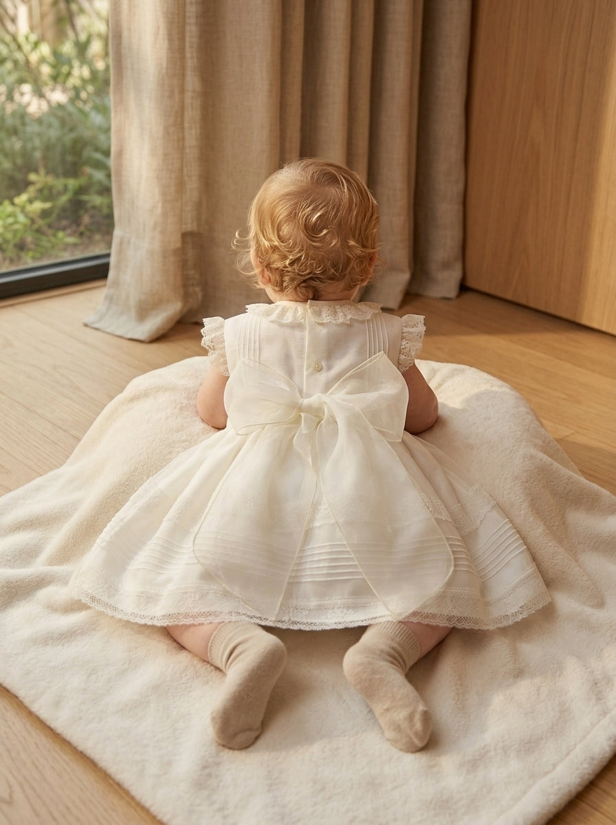 Vestido organza beig con vainicas y capota a juego
