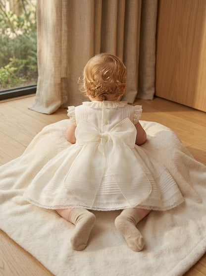 Vestido organza beig con vainicas y capota a juego