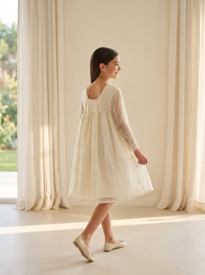 Vestido tul bordado beige manga francesa